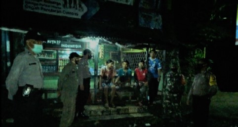 Cegah Covid-9, Patroli Gabungan Bubarkan Kerumunan Warga Rancakalong